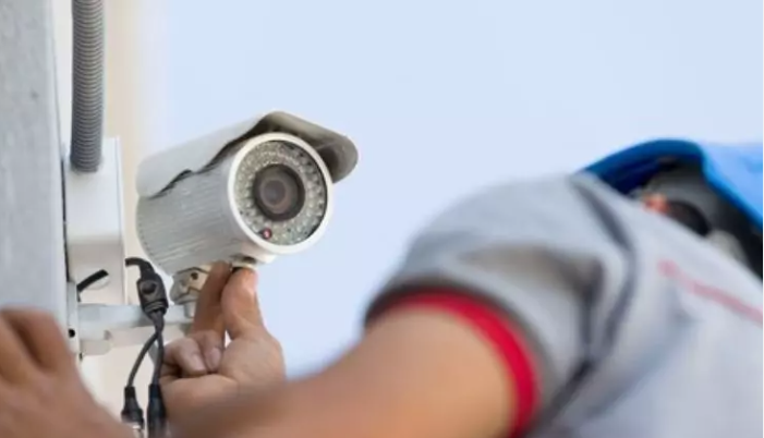 Equipe da Protect Network instalando câmeras de segurança em ambiente corporativo